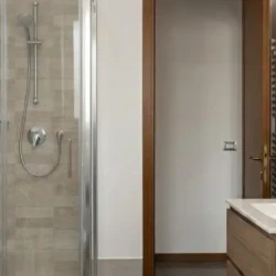 Ristrutturazione bagno con mobile in legno e doccia