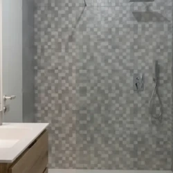 Bagno moderno con parete doccia in mosaico