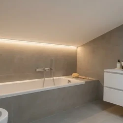 Ristrutturazione bagno mansardato con vasca e LED
