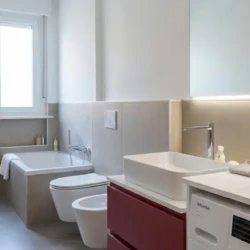 Bagno lavanderia funzionale con vasca
