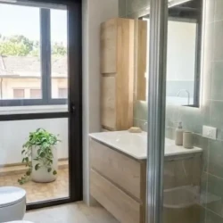 Bagno luminoso con rivestimenti verde salvia