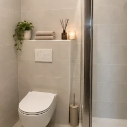 Bagno compatto con box doccia e sanitari sospesi