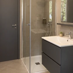 Bagno contemporaneo con doccia walk-in