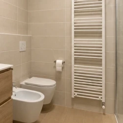 Ristrutturazione bagno completo toni tortora e legno