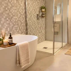 Bagno di design con vasca freestanding e mosaico