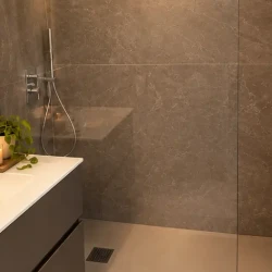 Bagno con soffitto a volta e doccia walk-in