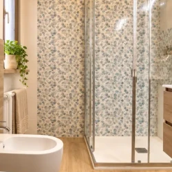 Bagno elegante con mosaico e specchio tondo LED